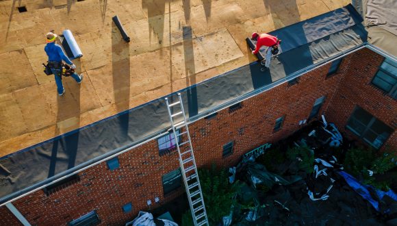 屋根工事の様子