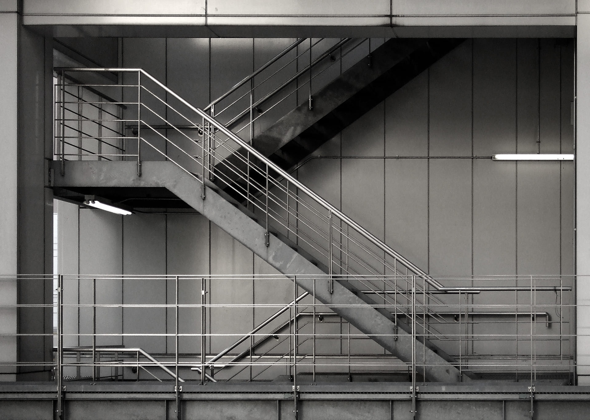 S造建築の階段の構造。ポイントを解説 - コラム｜施工管理の転職・求人