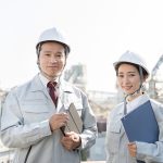 現場で働くプラントエンジニアの男女