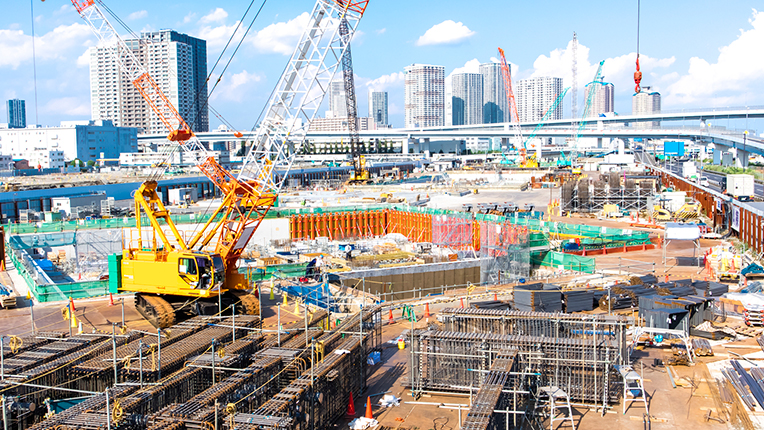 建設現場を俯瞰して見ている写真