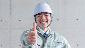 OKする作業着姿の男性のイメージ