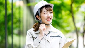 笑顔で現場で働く女性のイメージ